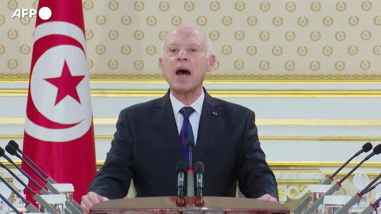 Allarme Tunisia, caos e crisi spingono le partenze