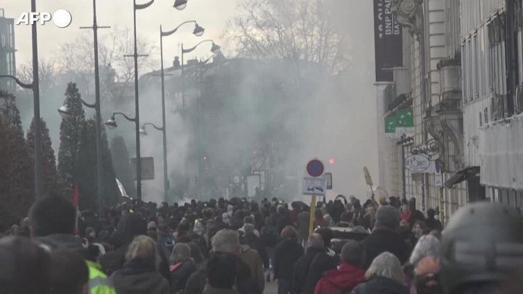 Francia in piazza contro la riforma delle pensioni, scontri a Rennes