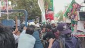 Pakistan, scontri tra la polizia e i sostenitori dell'ex primo ministro Imran Khan
