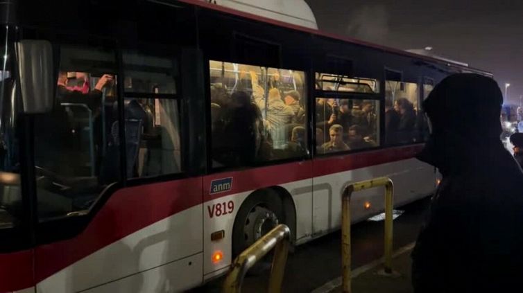 Napoli, l'arrivo dei tifosi dell'Eintracht in città