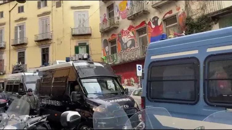 Napoli - Eintracht, centinaia di tifosi tedeschi invadono il centro storico