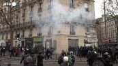 Manifestazione a Parigi contro Riforma pensioni: danni e scontri con la polizia