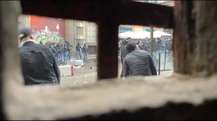 Napoli - Eintracht, violenti scontri tra ultras in centro. Ritrovata una pistola