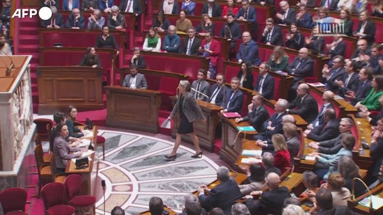 Riforma pensioni in Francia, Marsigliese e cartelli in Parlamento per protesta