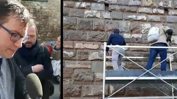 Imbrattato Palazzo Vecchio a Firenze, anche Nardella pulisce: "Sono dei barbari"
