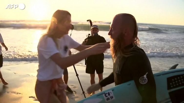 Australia, surfa per 40 ore e batte il record mondiale