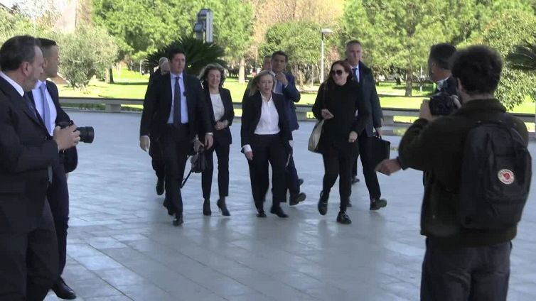 Meloni sale sul palco della Cgil, alcuni delegati escono cantando "Bella, ciao"