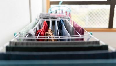 5 trucchi per asciugare i vestiti dentro casa e risparmiare