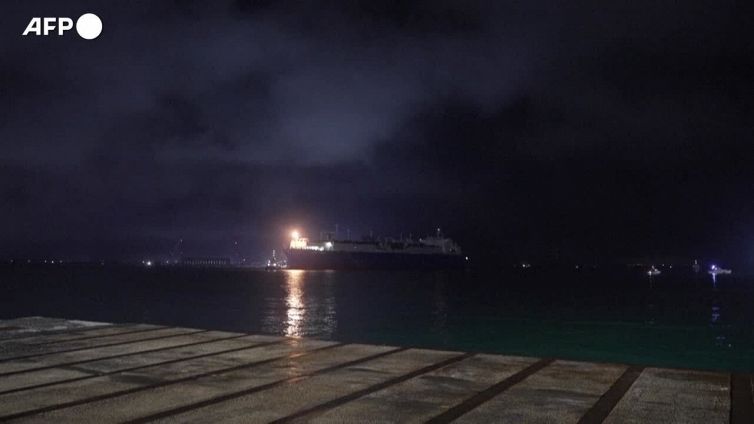 La nave rigassificatrice Golar Tundra arrivata a Piombino