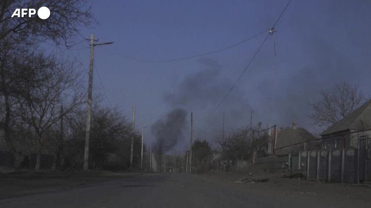 Ucraina, bombardamenti a Bakhmut. colonne di fumo dopo gli attacchi