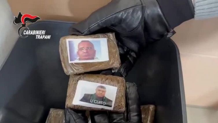 Droga brandizzata con le foto d Messina Denaro e Totò Riina, un arresto nel Trapanese