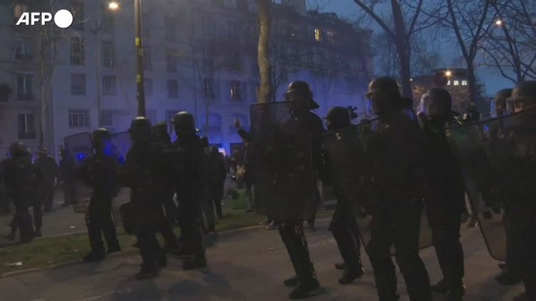 Tensioni a Parigi durante le proteste contro la riforma delle pensioni