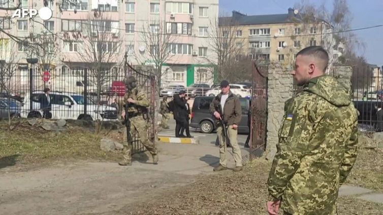 Ucraina, il primo ministro del Giappone visita Bucha