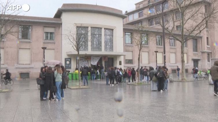 Parigi, riforma pensioni: studenti barricano ingresso di un liceo