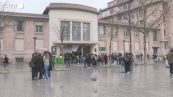 Parigi, riforma pensioni: studenti barricano ingresso di un liceo