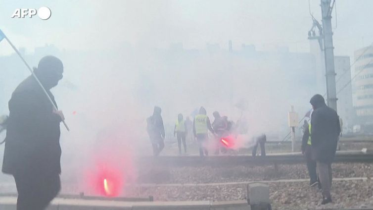Riforma pensioni in Francia, a Parigi manifestanti occupano i binari della Gare de Lyon