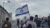 Israele, polizia usa i cannoni ad acqua per disperdere i manifestanti a Tel Aviv