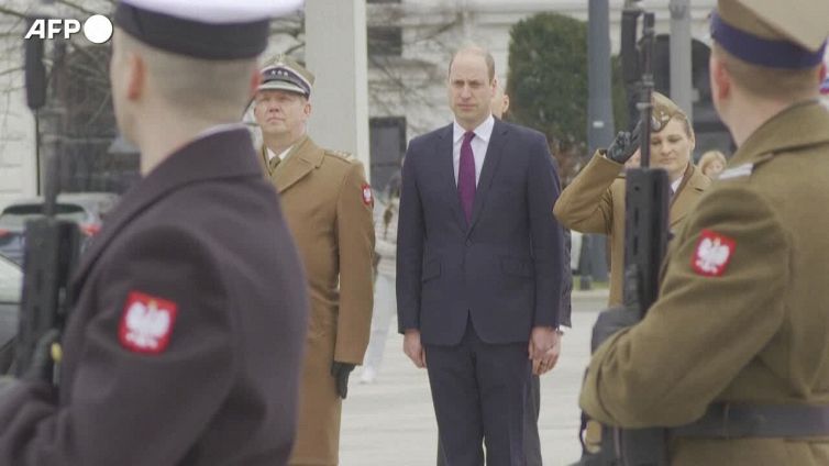 Varsavia, il principe William depone una corona di fiori alla tomba del milite ignoto