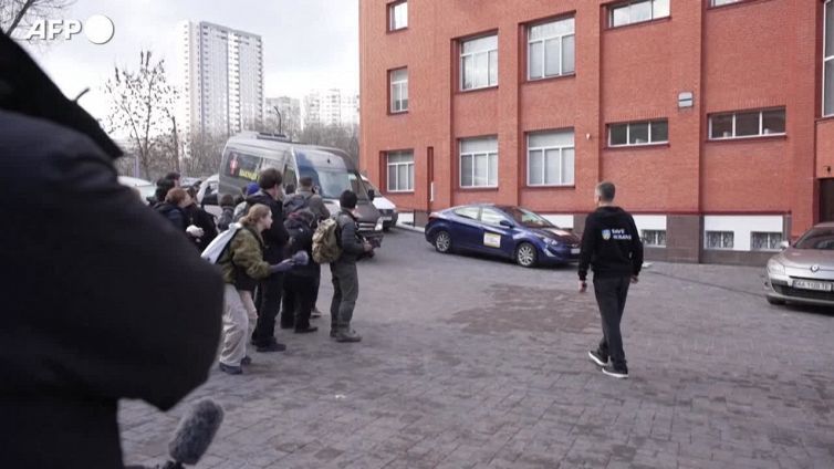 Ucraina, 17 bambini riabbracciano i loro genitori a Kiev