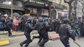 Francia in piazza contro Macron, alta tensione a Parigi