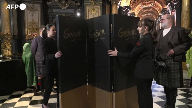 Parigi, svelata la statua di cera di Re Carlo III al museo Grevin