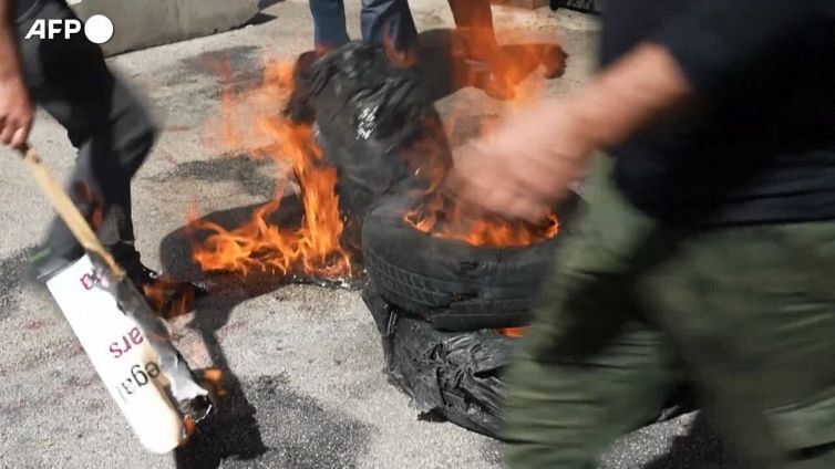 Libano, protesta davanti alla Banca centrale di Beirut contro la crisi