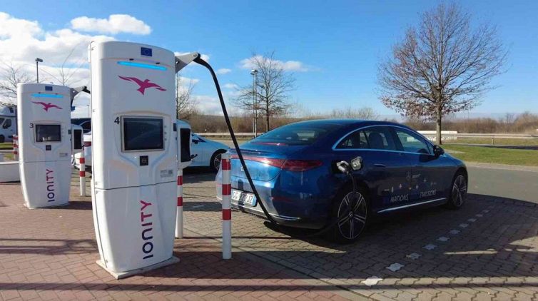 Le Mercedes-EQ da Milano a Oslo con le ricariche IONITY