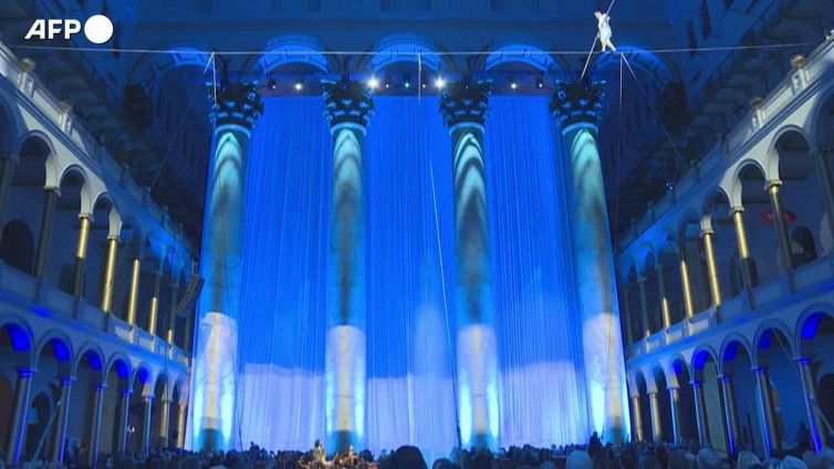 Philippe Petit, ancora sul filo a 73 anni: lo spettacolo al National Building Museum