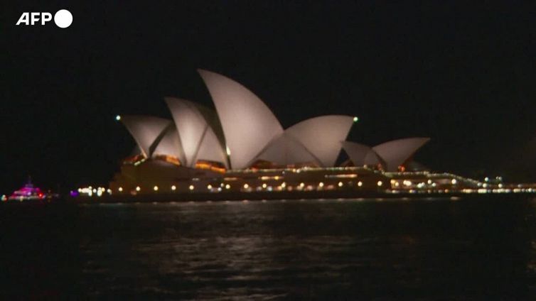 Clima, l'Opera House di Sydney sprofonda nell'oscurita'