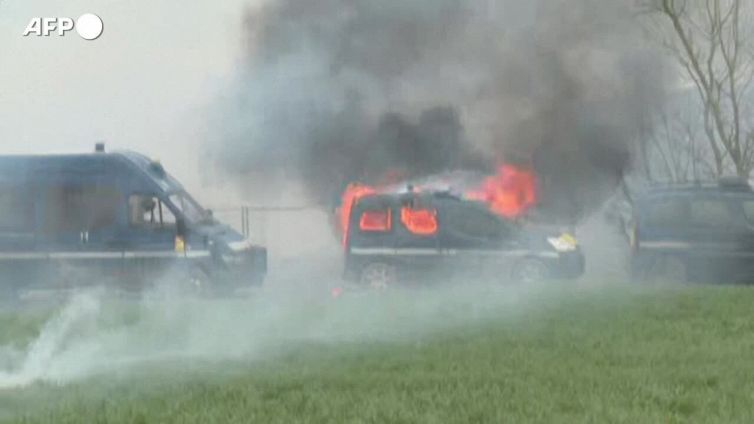 Scontri in Francia: manifestanti danno fuoco a mezzi della polizia