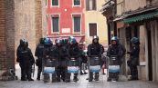 Venezia, momenti di tensione al corteo degli anarchici: citta' blindata