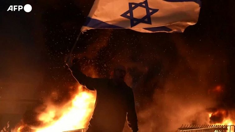 Israele, proteste contro il licenziamento del ministro della Difesa