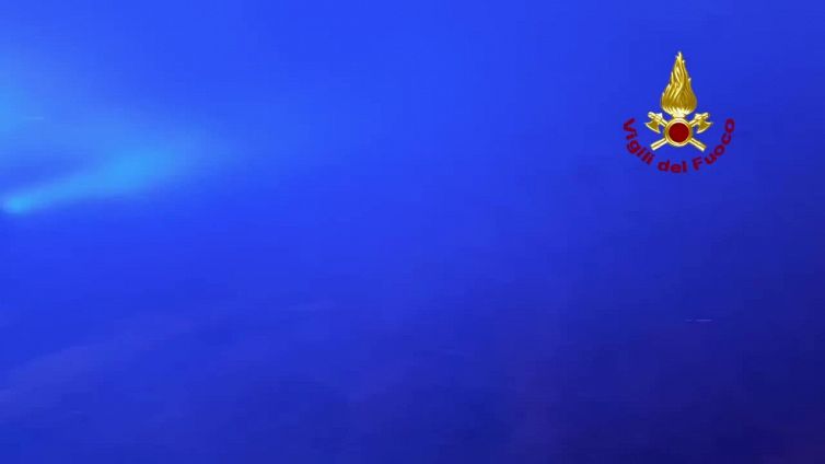 Fiamme vicine alle case nell'incendio di Montegrino Valtravaglia, a Varese: in arrivo anche due Canadair