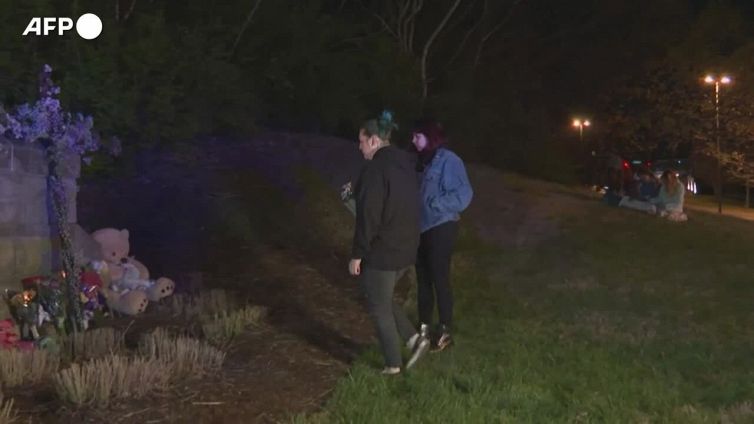 Nashville, i cittadini rendono omaggio alle vittime con peluche e palloncini