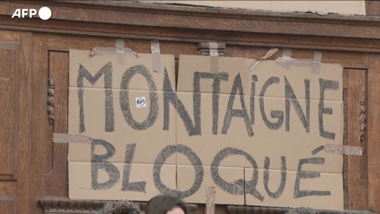 Francia, decine di studenti impediscono l'accesso al liceo Montaigne a Parigi
