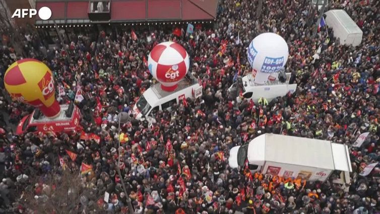 Pensioni, piazza della Repubblica a Parigi gremita di manifestanti
