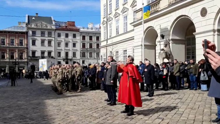 Leopoli si ferma per l'ultimo saluto ai caduti