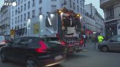 Francia: riforma pensioni, i netturbini puliscono le strade di Parigi dopo la protesta