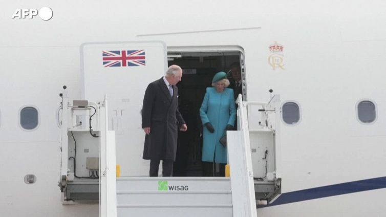 Carlo III in Germania, l'arrivo all'aeroporto di Berlino-Brandeburgo