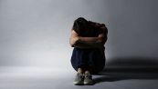 Suicidi, come prevenirli: numeri utili e comportamenti da adottare
