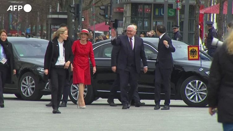 Re Carlo III arriva a Berlino, accolto dagli onori militari