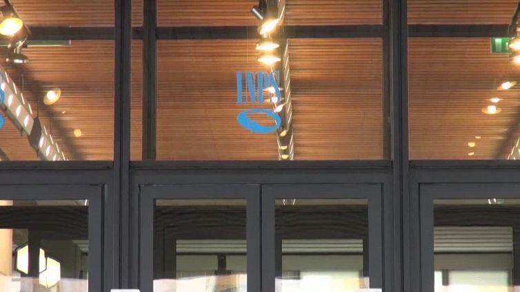 Fuga dal Reddito di cittadinanza, crollano domande e calano beneficiari