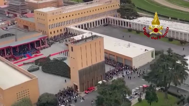 Vigili del fuoco, mille allievi "disegnano" il simbolo durante il giuramento