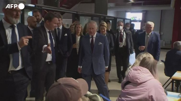 Carlo III in Germania, la visita a un centro di accoglienza per i rifugiati ucraini