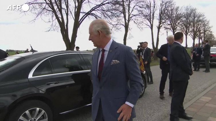 Carlo III in Germania, visita ad una fattoria biologica: per lui una torta a forma di corona