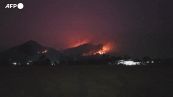 Thailandia, i vigili del fuoco combattono un vasto incendio boschivo