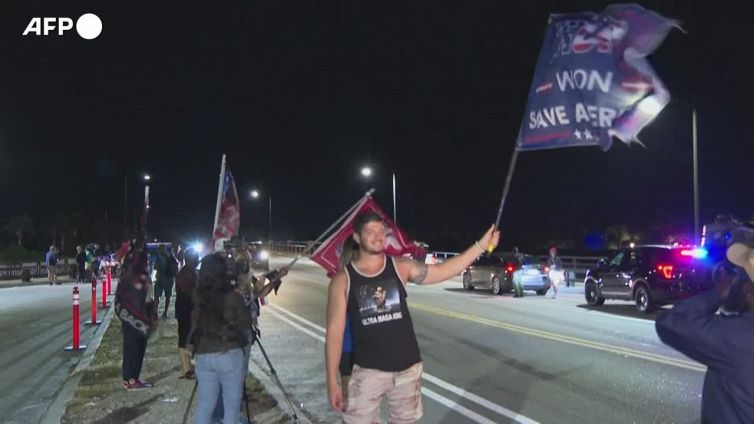 Piccolo gruppo di sostenitori radunato vicino a Mar-a-Lago dopo incriminazione Trump