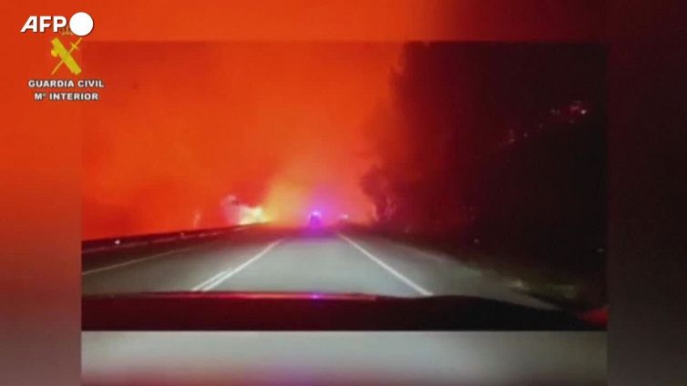 Spagna, Asturie devastate dagli incendi: la lotta dei vigili del fuoco