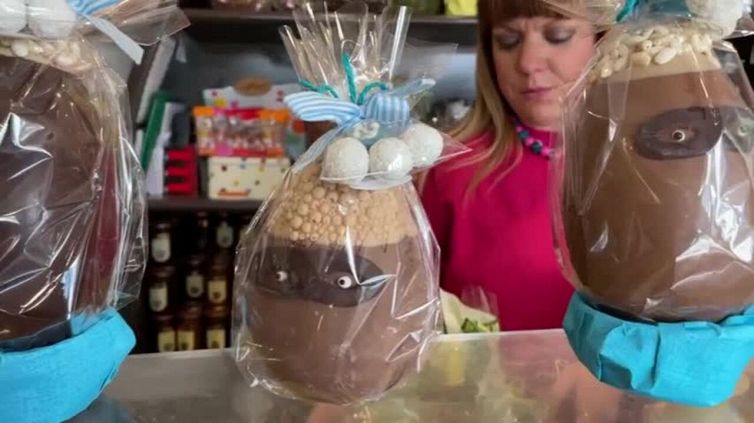 Pasqua, a Napoli arriva l'uovo Osimhen