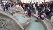 Eco-blitz a Roma, liquido nero nella fontana della Barcaccia